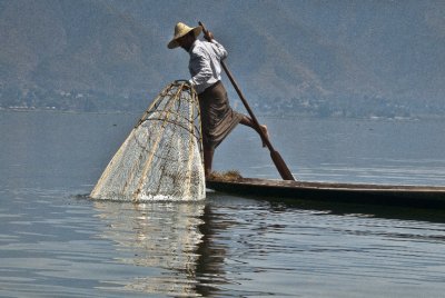 Leg-Rower Fisherman -- Inle Lake.jpg