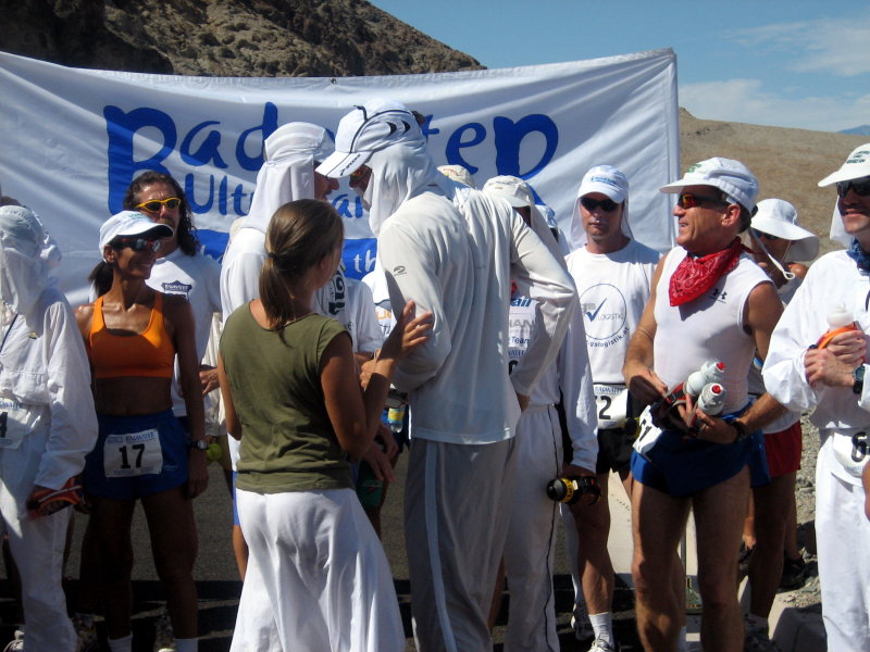 Leah bidding farewell to Scott....at least till the first mile