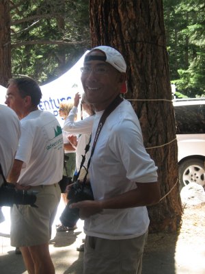 Glenn prepares for a finish line photo of the 2006 Badwater champion
