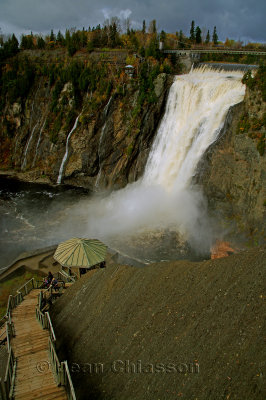 Montmorency Falls  at  84 meters (150 Feet Wide) Des escaliers de 487 marches
