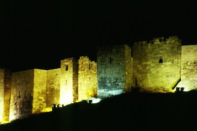 Walls of Aleppo Citadel by night4