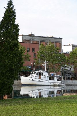 boat on the canal in front of the museum...