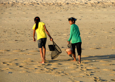 Indonesia 1 5 2012 205 Lombok Beach Girls