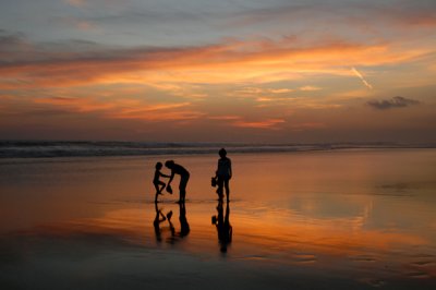 Indonesia 2 May 2012 594 Bali Kuta Beach Sunset Family