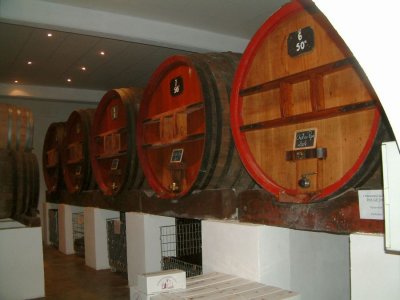 Wine-barrels Châteauneuf-du-Pape.JPG