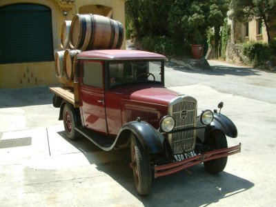 Château Maucoil - Old Peugeot.JPG