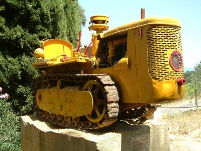 Château Maucoil - Old tractor.JPG