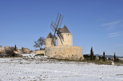 Régusse - windmills.JPG