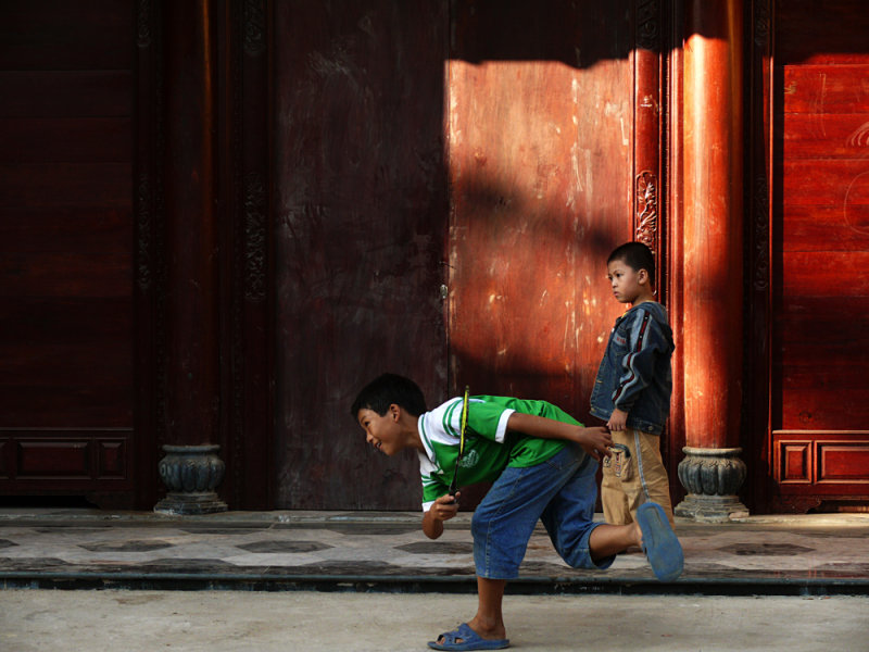 Street game, Hoi An, Vietnam, 2007