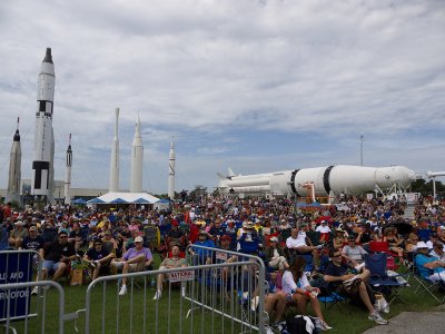 STS135-Crowd_P1000183.jpg