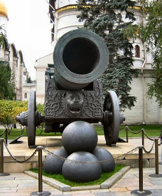 A canon & amunition in the Kremlin yard (Moscow).JPG