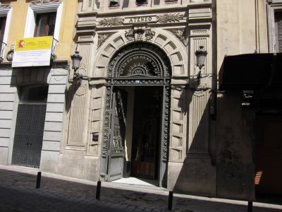 La Puerta del Ateneo en la calle Prado, 18 de Madrid