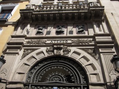 La Puerta del Ateneo en la calle Prado, 18 de Madrid