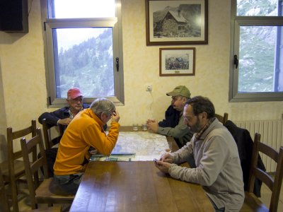 El grupo en el ngel Ors planeando la subida al Posets