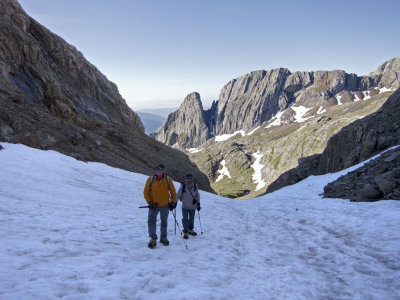 En la Canal Fonda es necesario ponerse los crampones, la nieve está muy dura.