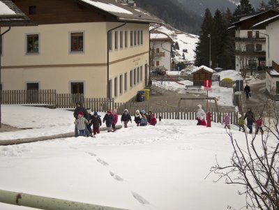 Al contrario que en otros lugares, la nieve no impide que haya colegio, es ms, los nios salen al recreo a jugar con la nieve.