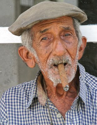 Veterano fumador de puros
