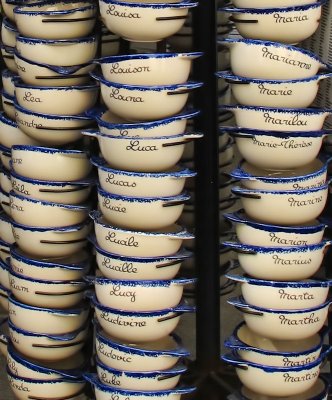 The omnipresent personalized Breton bowls.