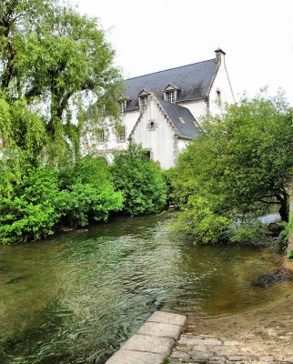 Maybe  Paul Gauguin saw his laundresses right here...