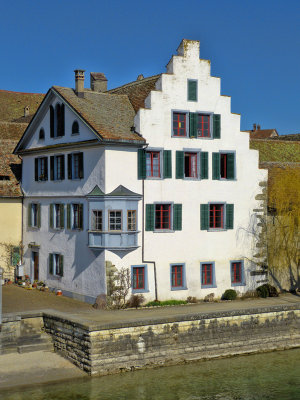 How would you feel if you lived in a house which looks like a gigantic wedding cake?
