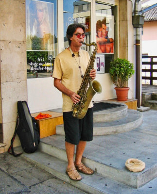 The saxophonist with sandals