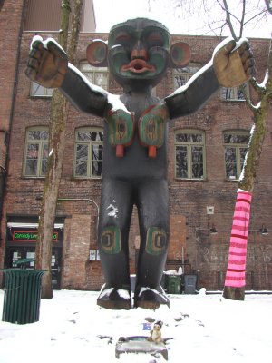 Finding a big wooden Friend in Occidental Park, Seattle