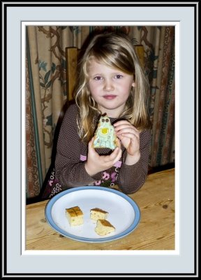 Abi With Her Decorated Cake, P1010268.jpg