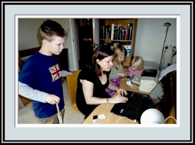 Ben, Claire, Abi and Eloise Downloading iTunes, P1010285.jpg