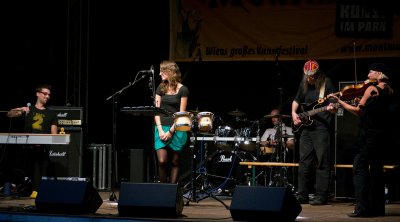 Richard Kapp and the Gowns at the Montmartre Festival, Vienna