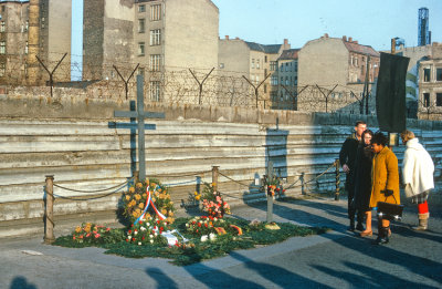 Memorial to those who died trying get into West Berlin