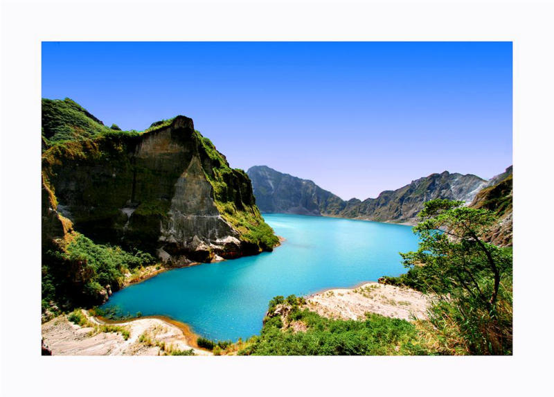 Pinatubo: Rain water has filled the crater and is turquoise only at certain times of the year