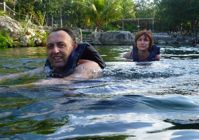 deux baigneurs au cenote
