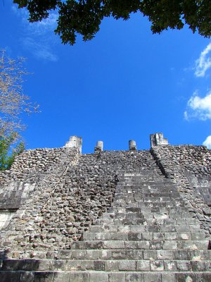 escalier dun temple et ciel bleu