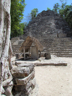 la stle au pied du temple