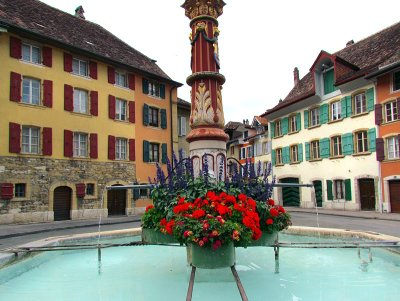 La fontaine du bout de la place