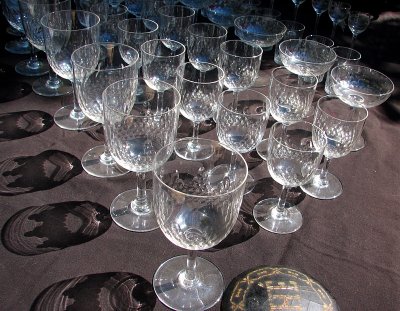 Genve,  les verres en cristal du march aux puces