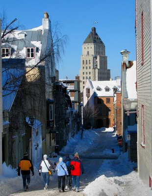 Ldifice Price et les touristes sur la rue des Grisons