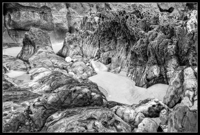 Novales - Beach - Rocks