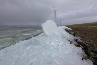 15 february 2012 - Kruiend ijs - IJsselmeerdijk Flevoland