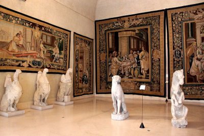 Carpets and Statues - Palace of Tau
