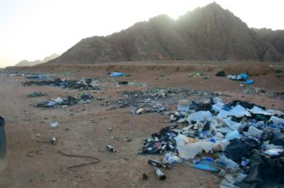 9495 Litter in desert.jpg