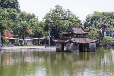Chua Thay, Long Tri Pond