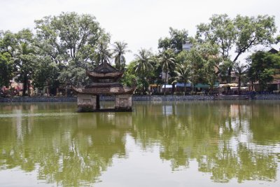 Chua Thay, Long Tri Pond