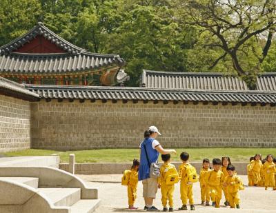 Korean preschoolers at the Palace