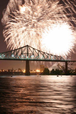 Pont et Feu artifice resized.jpg