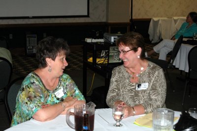 DSC_0043 Cheryl & Linda catch up