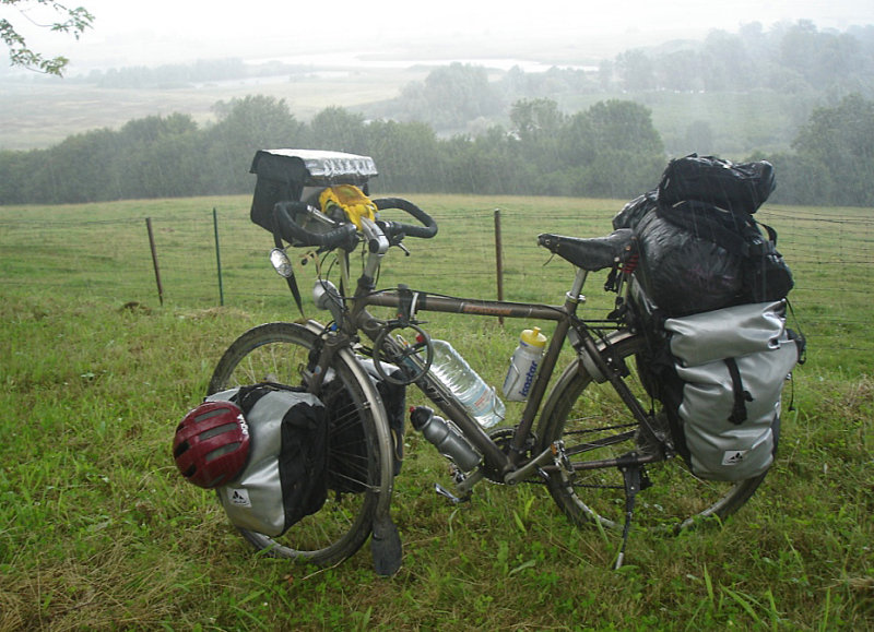 256  Ad - Touring France - Giant Expedition touring bike