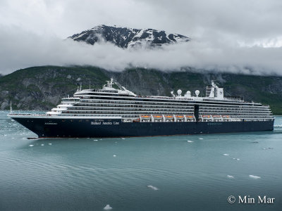 The many passengers on the other cruise ship also ready for a view of the glacier