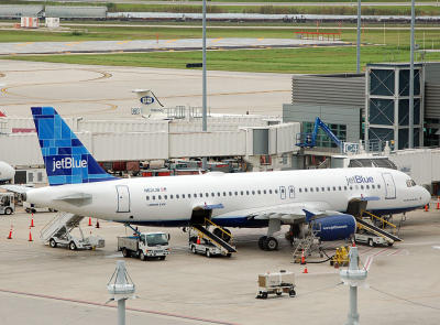 N621JB Jetblue Airbus A-320 being serviced at Ft Lauderdale