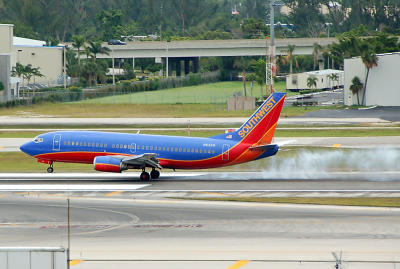 N514SW Southwest Airlines Boeing 737-500 landing in smoke